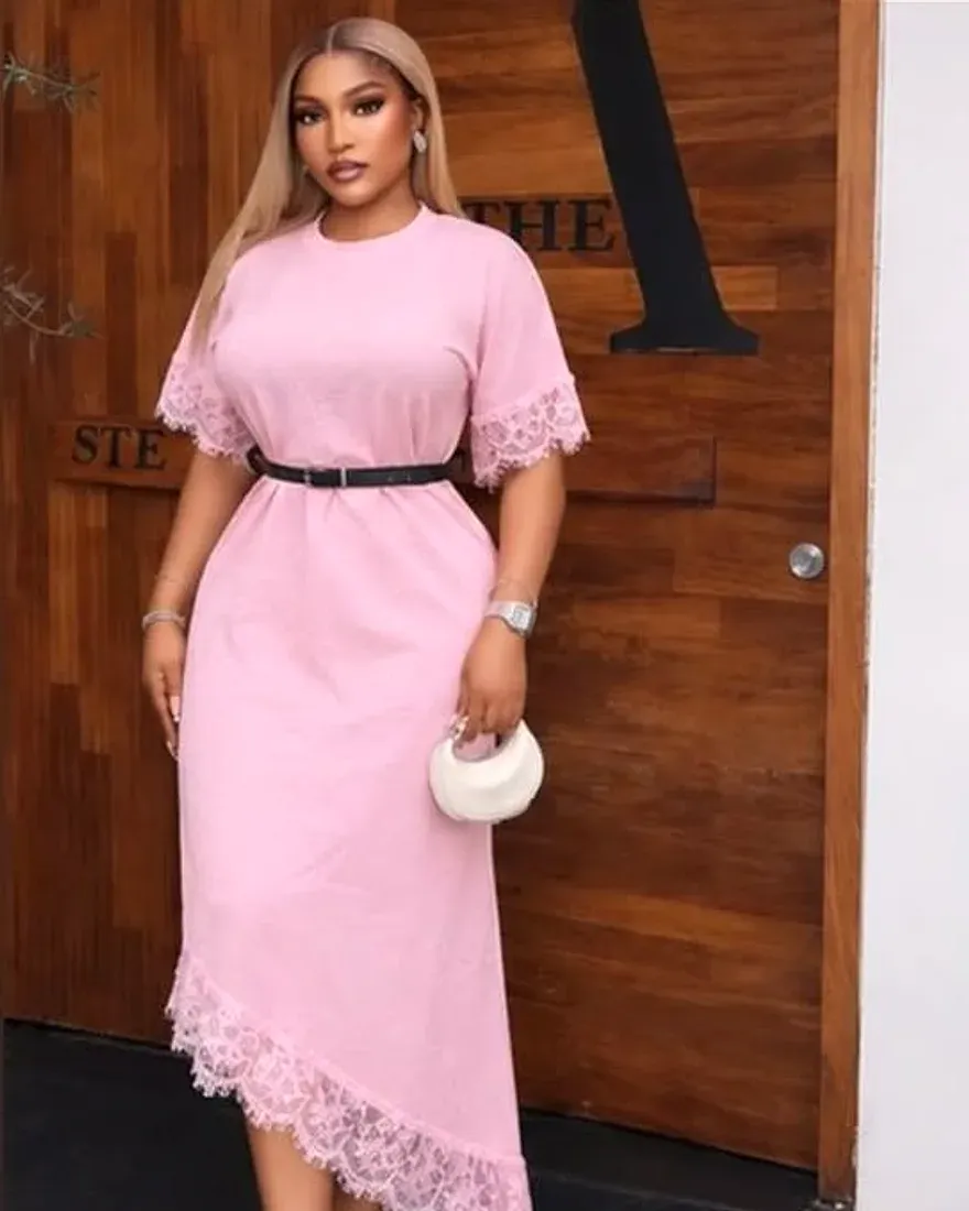 Robe à dentelle asymétrique